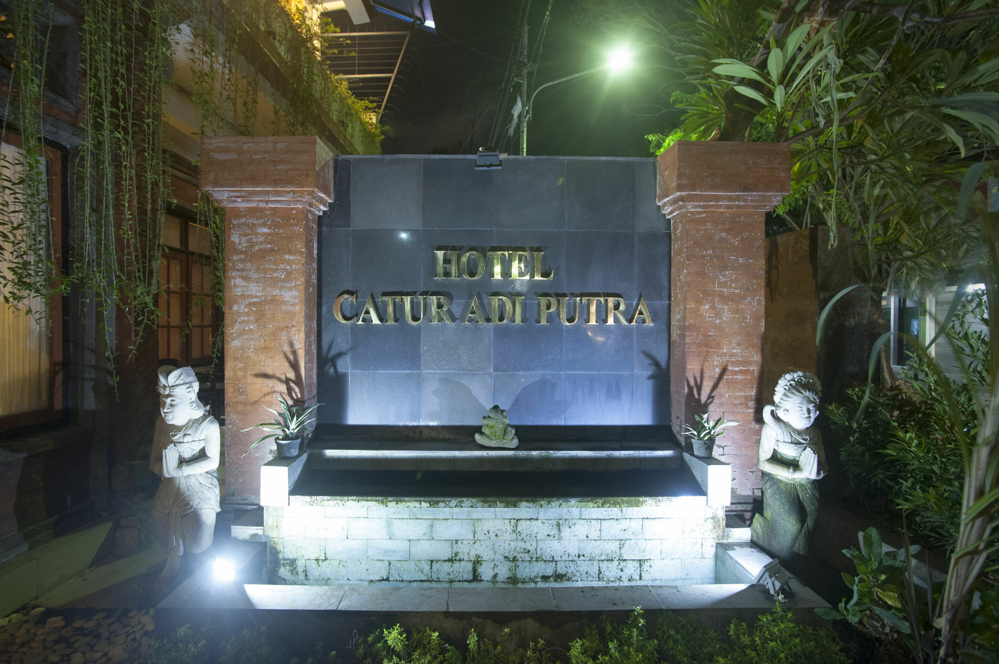 דנפסאר Catur Adi Putra Hotel מראה חיצוני תמונה